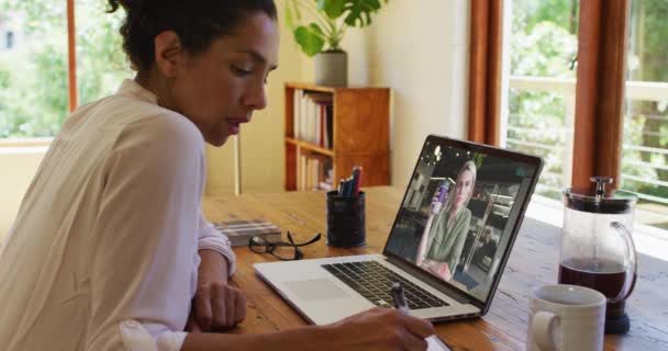 아프리카 미국인 집에서 노트북으로 비디오 통화를 필기를 있습니다 에서의 개념으로부터의 — 비디오