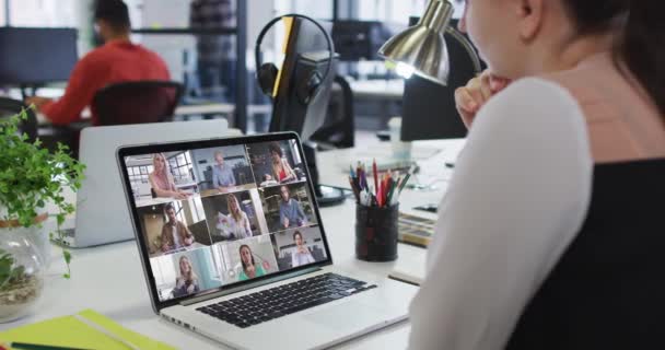 Mujer Caucásica Teniendo Una Videoconferencia Con Colegas Oficina Ordenador Portátil — Vídeos de Stock