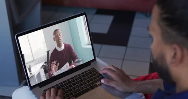 아프리카 미국인 남자가 사무실 동료와 비디오 통화를 있습니다 집에서 노트북으로 — 비디오