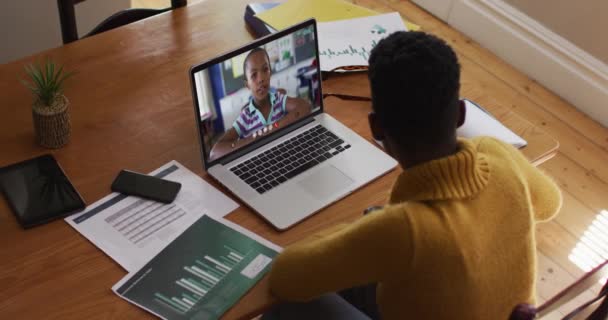Professora Afro Americana Conversando Tomando Notas Enquanto Faz Uma Videochamada — Vídeo de Stock