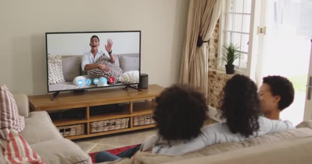 Familia Afroamericana Que Tiene Una Videollamada Televisión Mientras Está Sentada — Vídeo de stock