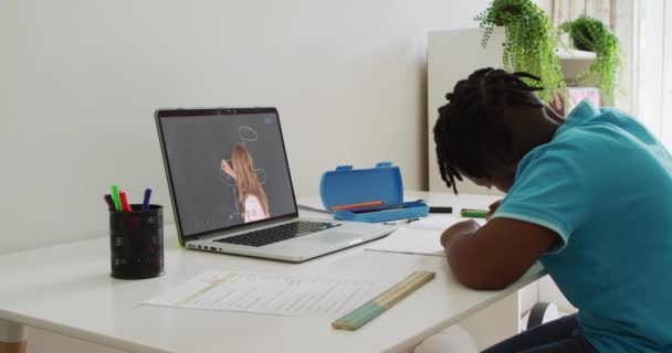 非洲裔美国男孩在家里做作业时 在笔记本电脑上有一个视频通话 远程学习在线教育概念 — 图库视频影像