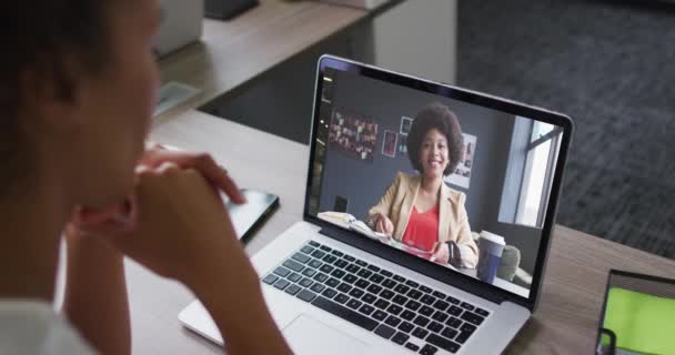 Mujer Afroamericana Teniendo Una Videollamada Portátil Con Una Colega Oficina — Vídeo de stock