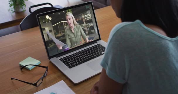 Afroamerikanerin Bei Einem Videoanruf Mit Einer Bürokollegin Laptop Hause Arbeit — Stockvideo
