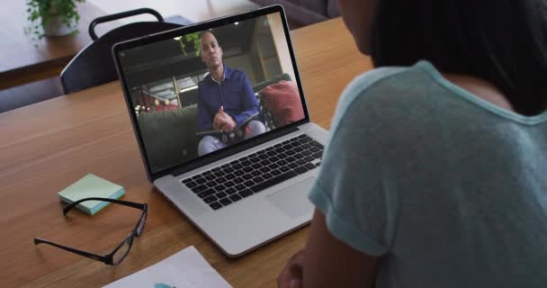 Afrikai Amerikai Videóhívást Tart Férfi Irodai Kollégájával Laptopján Otthonról Történő — Stock videók
