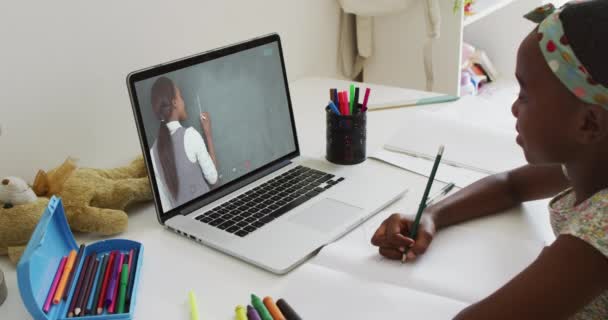 非洲裔美国女孩在家里做作业时 在笔记本电脑上有一个视频通话 远程学习在线教育概念 — 图库视频影像