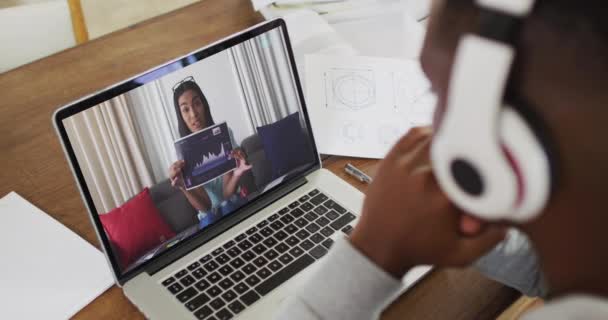 Afroameričtí Vysokoškoláci Nosí Sluchátka Videohovory Doma Notebooku Dálkové Vzdělávání Line — Stock video