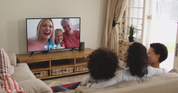 Familia Afroamericana Que Tiene Una Videollamada Televisión Mientras Está Sentada — Vídeo de stock