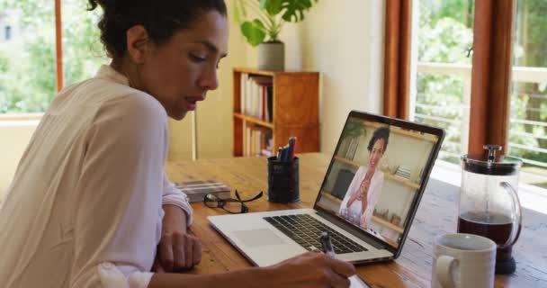 Afroamerikansk Kvinna Antecknar När Hon Har Ett Videosamtal Laptop Hemma — Stockvideo