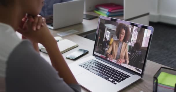 Mujer Afroamericana Teniendo Una Videoconferencia Portátil Con Una Colega Oficina — Vídeos de Stock