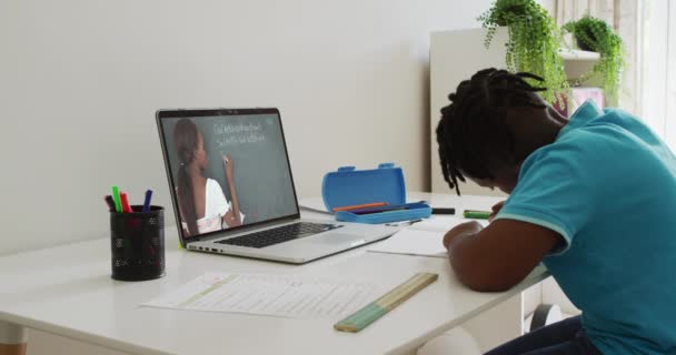 Afro Amerikaanse Jongen Heeft Een Videogesprek Laptop Terwijl Hij Thuis — Stockvideo