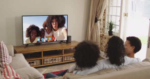 Afro Amerikalı Bir Ailenin Evdeki Kanepede Otururken Televizyonda Bir Video — Stok video