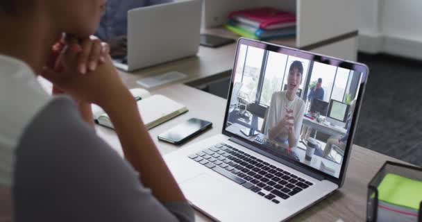 Mujer Afroamericana Teniendo Una Videoconferencia Portátil Con Una Colega Oficina — Vídeo de stock