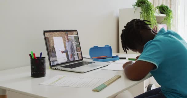 Ragazzo Afroamericano Che Una Videochiamata Sul Portatile Mentre Compiti Casa — Video Stock