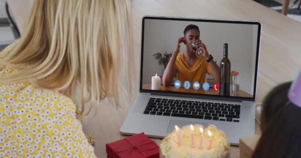 Madre Figlia Caucasica Che Festeggiano Compleanno Videochiamata Sul Computer Portatile — Video Stock