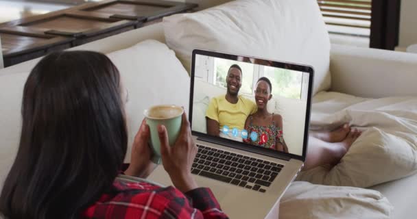 Afroamerikansk Kvinna Som Håller Kaffekopp Och Har Ett Videosamtal Laptop — Stockvideo