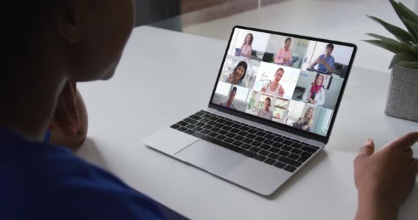 Afro Amerikaanse Vrouw Gesprek Videoconferentie Laptop Met Collega Thuis Werk — Stockvideo