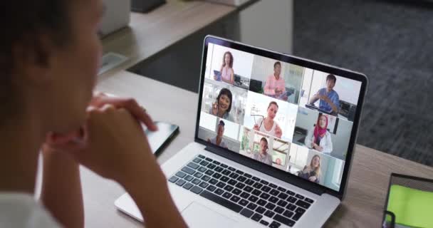 Mujer Afroamericana Teniendo Una Videoconferencia Portátil Con Colegas Oficina Oficina — Vídeo de stock