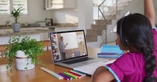 Chica Afroamericana Haciendo Tarea Mientras Que Tiene Una Videollamada Con — Vídeo de stock