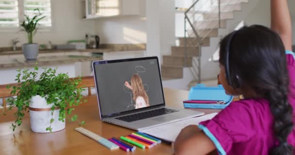 Afroameričanka Dělá Domácí Úkoly Zatímco Doma Videohovor Notebooku Distanční Vzdělávání — Stock video