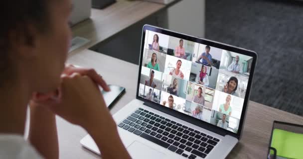 Mujer Afroamericana Teniendo Una Videoconferencia Portátil Con Colegas Oficina Oficina — Vídeo de stock