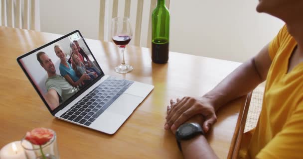 Midden Een Afro Amerikaanse Man Die Thuis Een Laptop Belt — Stockvideo