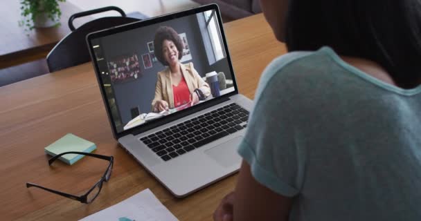 Afrikai Amerikai Videóhívást Tart Női Irodai Kollégájával Laptopján Otthonról Történő — Stock videók
