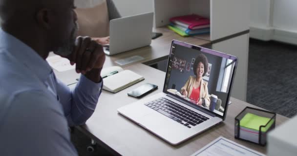 Hombre Mayor Afroamericano Que Tiene Una Videollamada Portátil Con Una — Vídeos de Stock