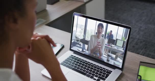アフリカ系アメリカ人女性はオフィスの女性同僚とノートパソコンでビデオ会議をしている ビジネス プロ意識 テクノロジーの概念 — ストック動画