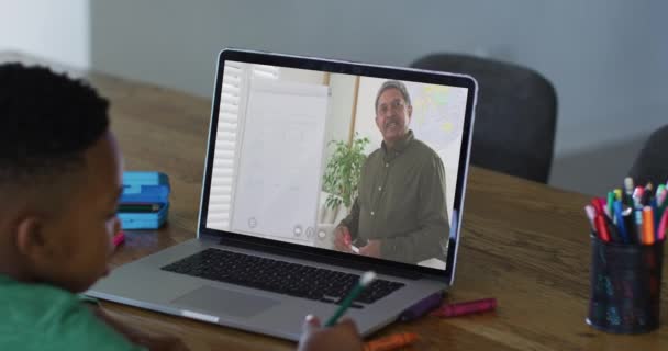 Afro Amerikaanse Jongen Heeft Een Videogesprek Laptop Terwijl Hij Thuis — Stockvideo