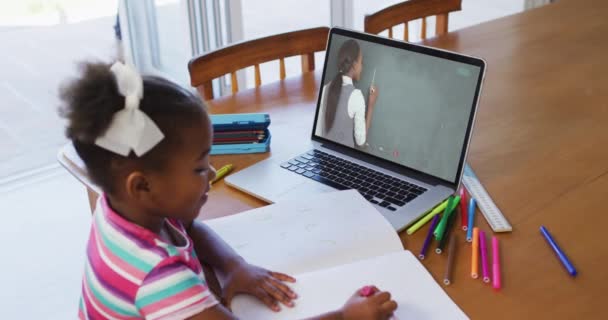 Ragazza Afroamericana Che Compiti Mentre Una Videochiamata Sul Computer Portatile — Video Stock