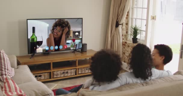 Afro Amerikaanse Familie Heeft Een Videogesprek Terwijl Thuis Bank Zitten — Stockvideo