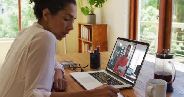 Mulher Afro Americana Tomar Notas Ter Uma Chamada Vídeo Laptop — Vídeo de Stock