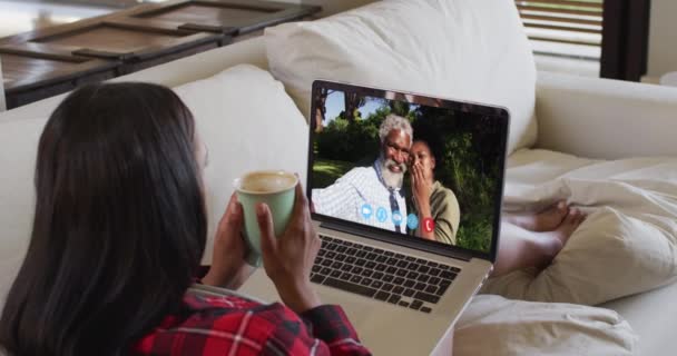 Afroamerikansk Kvinna Som Håller Kaffekopp Och Har Ett Videosamtal Laptop — Stockvideo