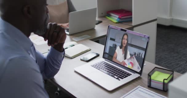 Hombre Mayor Afroamericano Que Tiene Una Videollamada Portátil Con Una — Vídeos de Stock