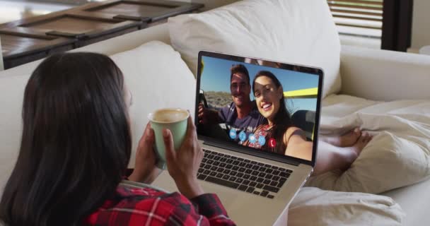 Afroamerikansk Kvinna Som Håller Kaffekopp Och Har Ett Videosamtal Laptop — Stockvideo