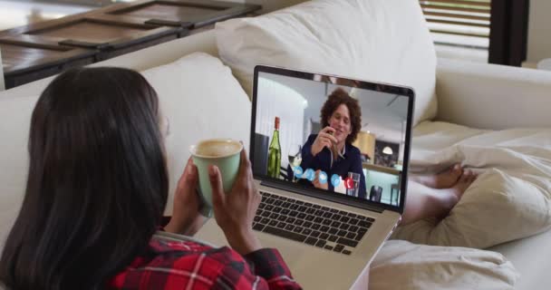 Afroamerikansk Kvinna Som Håller Kaffekopp Och Har Ett Videosamtal Laptop — Stockvideo