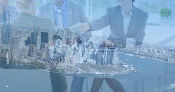 街中でオフィスで握手をするビジネスマンの構成 グローバルビジネス成功取引通信ネットワークの概念デジタル的に生成されたイメージ — ストック写真