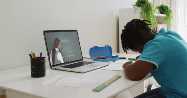 Afroamerikansk Pojke Som Har Ett Videosamtal Laptop När Han Gör — Stockvideo