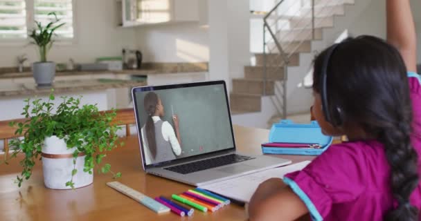 Chica Afroamericana Haciendo Tarea Mientras Que Tiene Una Videollamada Con — Vídeo de stock