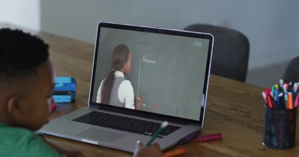 Afroameričan Videohovor Notebooku Zatímco Dělá Domácí Úkoly Dálkové Vzdělávání Line — Stock video