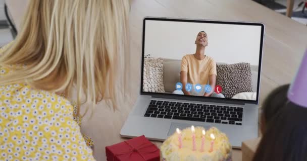 Madre Hija Caucásicas Celebran Cumpleaños Videollamada Portátil Casa Celebración Cumpleaños — Vídeos de Stock