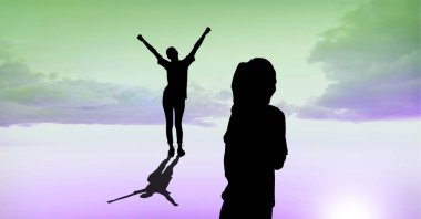 Kadın siluetinin kompozisyonu. Havada kolları ve kopyalama uzayı olan. spor, fitness ve aktif yaşam tarzı konsepti dijital olarak oluşturulmuş görüntü.