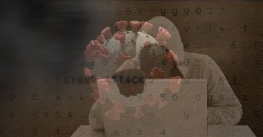Kapüşonlu bilgisayar korsanının Coperid hücresi ve siber saldırı güvenlik uyarısı içeren bir kompozisyonu. küresel koronavirüs salgını ve siber güvenlik konsepti dijital olarak oluşturuldu.