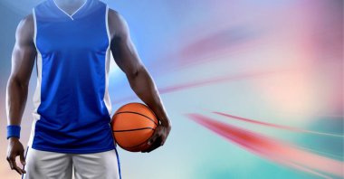 Fotokopi alanı olan topu tutan basketbolcunun orta bölümünün kompozisyonu. spor ve yarışma konsepti dijital olarak oluşturulmuş görüntü.