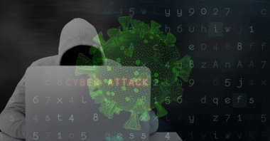 Kapüşonlu bilgisayar korsanının kompozisyonu ekranda covid hücresi ve siber saldırı uyarısı var. küresel koronavirüs salgını ve siber güvenlik konsepti dijital olarak oluşturuldu.