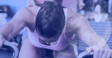 Spor salonunda ışık lekeleriyle egzersiz yapan fit bir kadın kompozisyonu. spor, fitness ve aktif yaşam tarzı konsepti dijital olarak oluşturulmuş görüntü.
