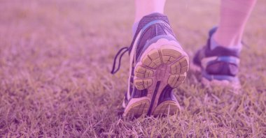 Koşu ayakkabıları ve pembe renkli kadın bacakları kompozisyonu. spor, fitness ve aktif yaşam tarzı konsepti dijital olarak oluşturulmuş görüntü.