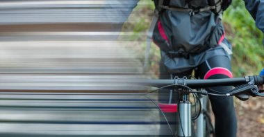 Ormanda hareket bulanıklığıyla bisiklet süren fit, beyaz bir adam kompozisyonu. spor, fitness ve aktif yaşam tarzı konsepti dijital olarak oluşturulmuş görüntü.