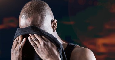 Kaslı, güçlü bir adamın tişörtle yüzünü silmesinin bileşimi. spor, fitness ve aktif yaşam tarzı konsepti dijital olarak oluşturulmuş görüntü.